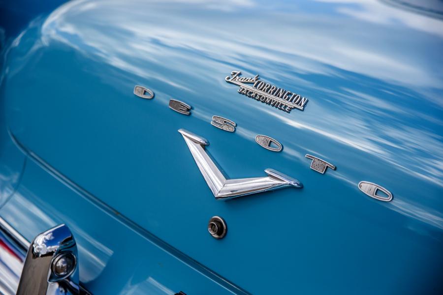 Логотип DeSoto Fireflite Convertible Coupe (S21) 1955 года  (фото 9 из 25)